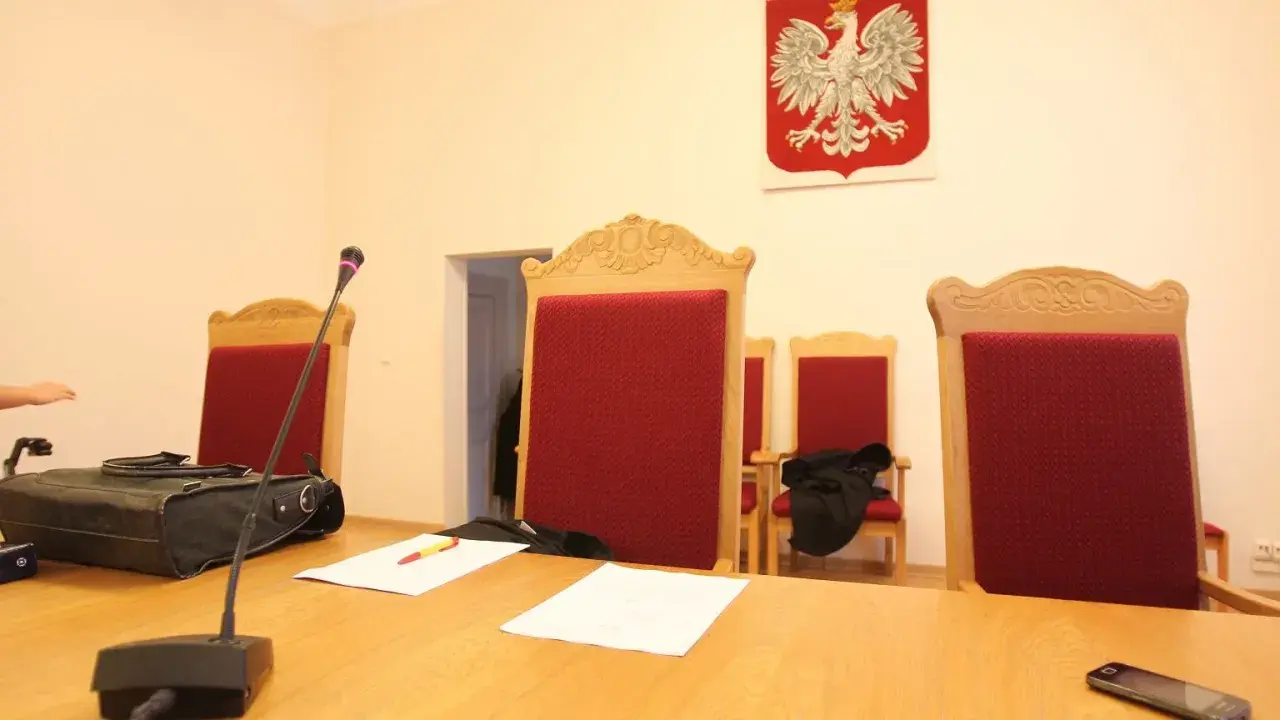 Odmowa zeznań w sądzie: Kiedy świadek może to zrobić legalnie?