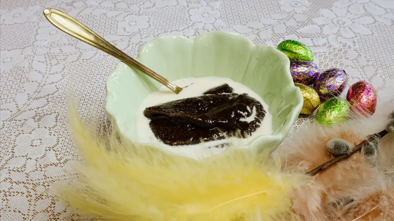 En skål med mörk memma och grädde, redo att avnjutas. Ett klassiskt memma recept för påsken.
