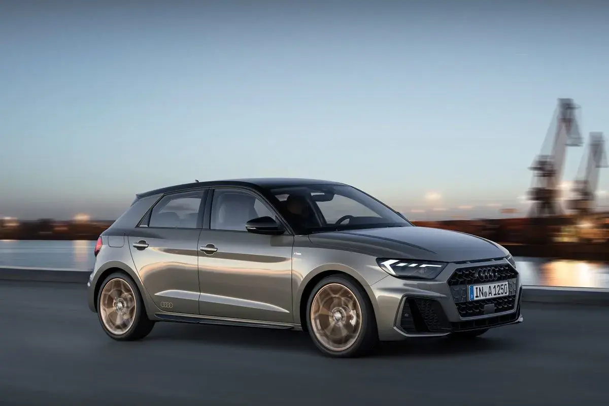 Audi A1 1.0 TFSI en movimiento, con grúas portuarias al fondo. ¿Problemas? Este coche luce impecable.