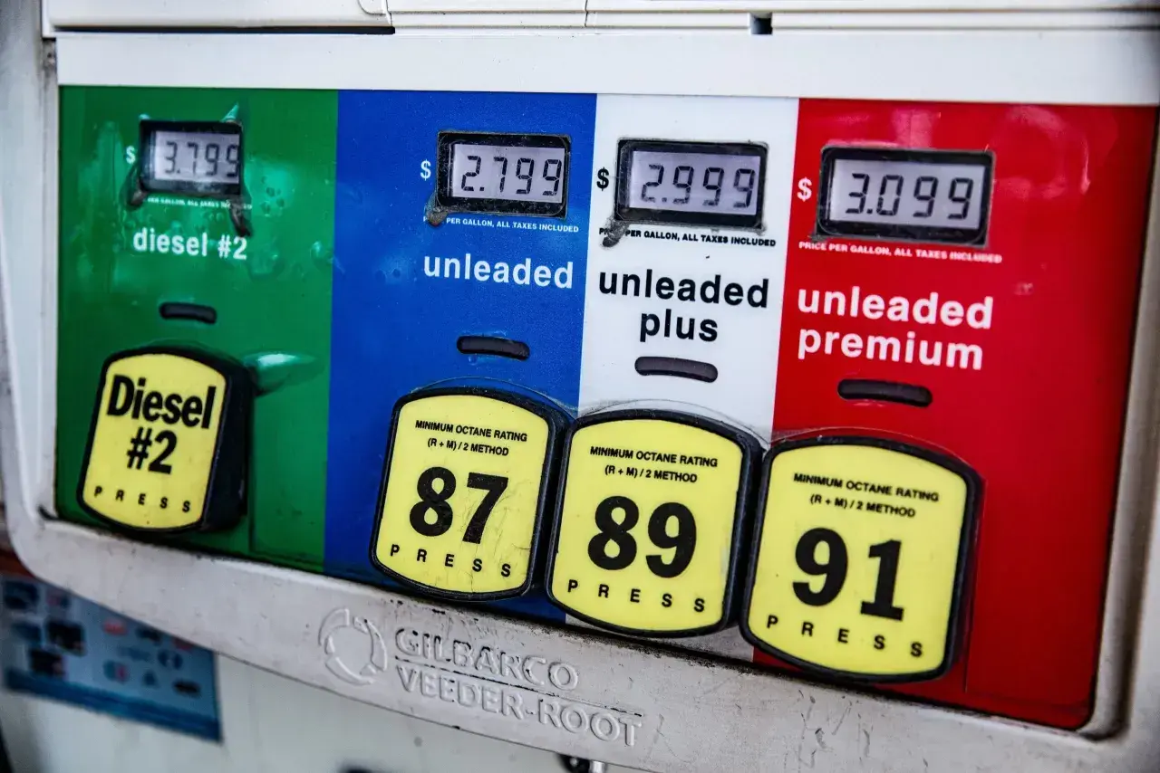 Ceny paliwa w USA: Diesel #2 kosztuje 3,799$, zwykła benzyna 2,799$, plus 2,999$, a premium 3,099$ za galon.