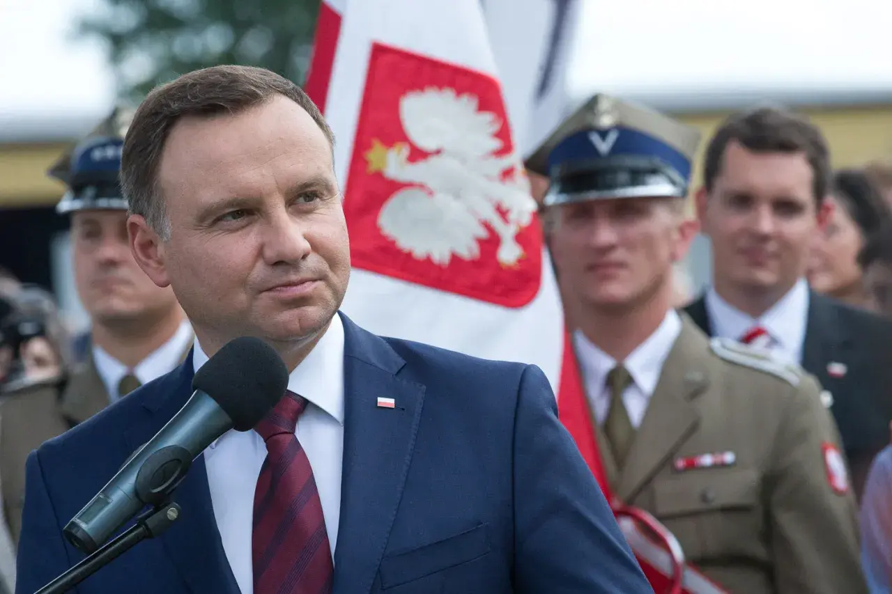 Prezydent przemawia przy polskiej fladze. Jego słowa, niczym listy do mocarstw, niosą ważną historię.
