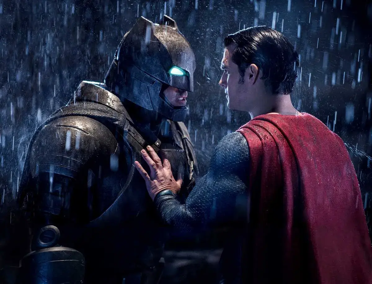 Superman möter en tungt bepansrad Batman i regnet. Vem spelar Batman i denna episka konfrontation?