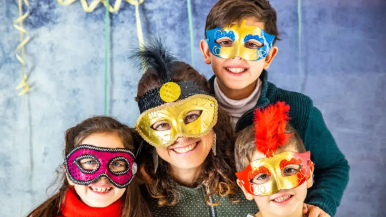 Familia sonriente con máscaras coloridas, celebrando lo que representa el carnaval.