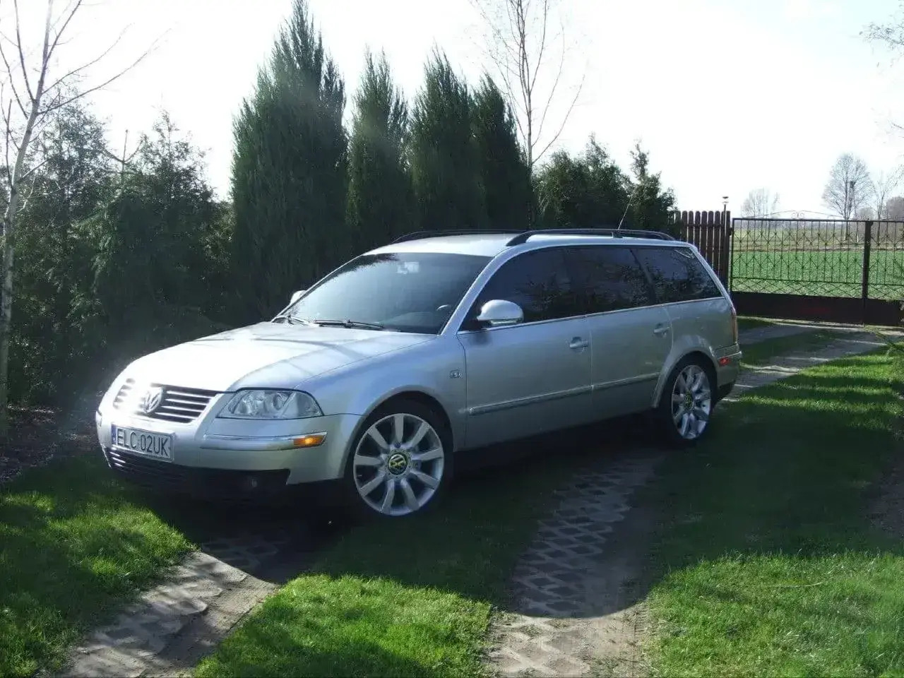 Srebrny Passat B5 kombi na podjeździe. Zwróć uwagę na felgi, ich rozstaw śrub jest kluczowy dla dopasowania.