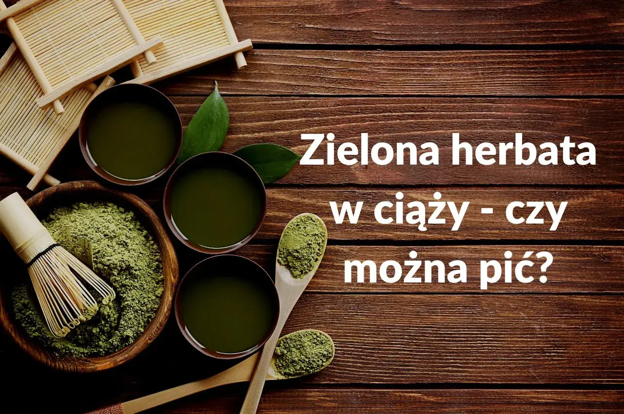 Zielona herbata w ciąży - czy można pić? Miseczka z zielonym proszkiem, bambusowa miotełka i filiżanki z napojem.