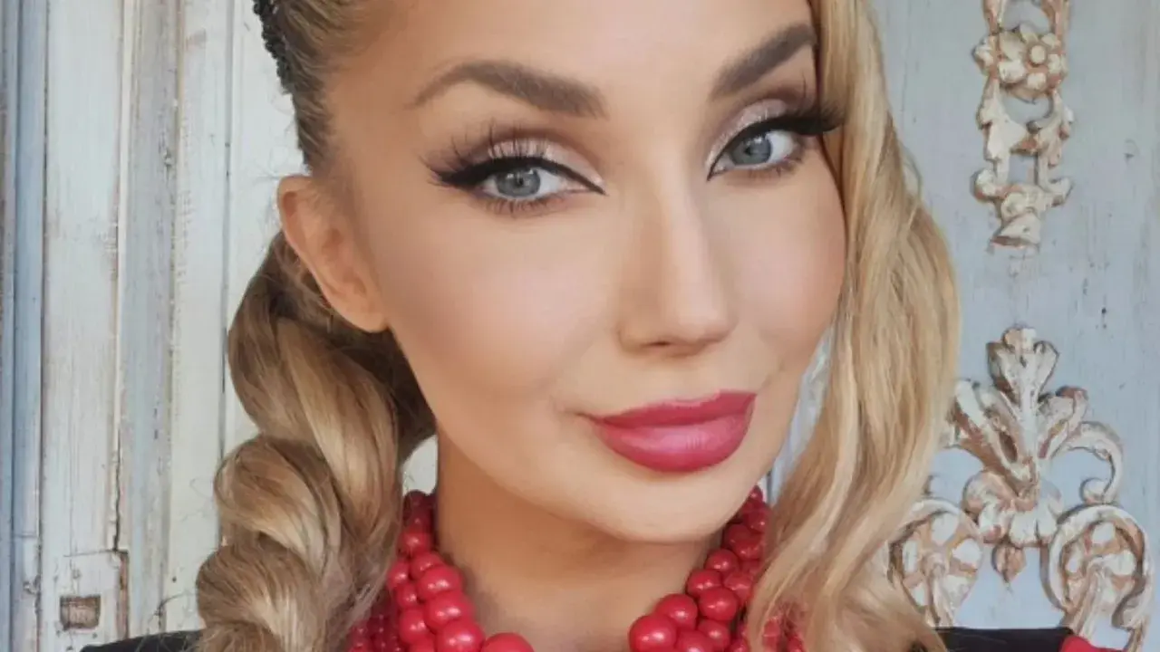 Piękna kobieta z warkoczami i czerwoną koralami. Czy to Cleo?