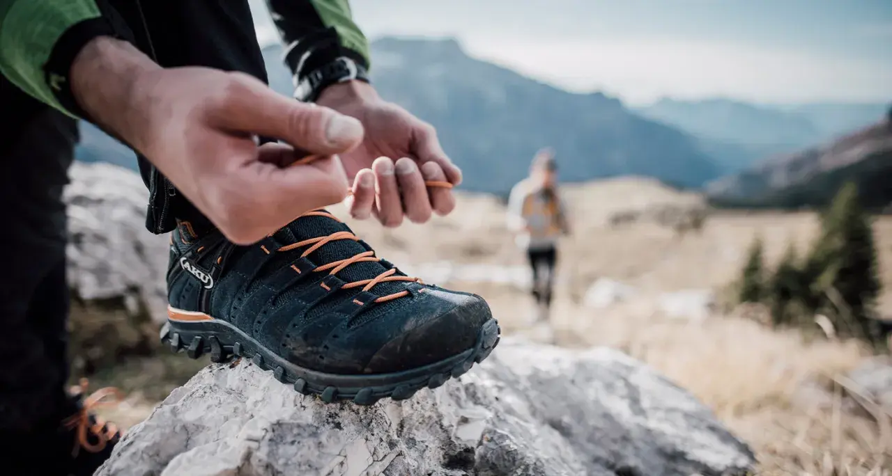 Jak wiązać buty trekkingowe? 7 technik na komfort i bezpieczeństwo