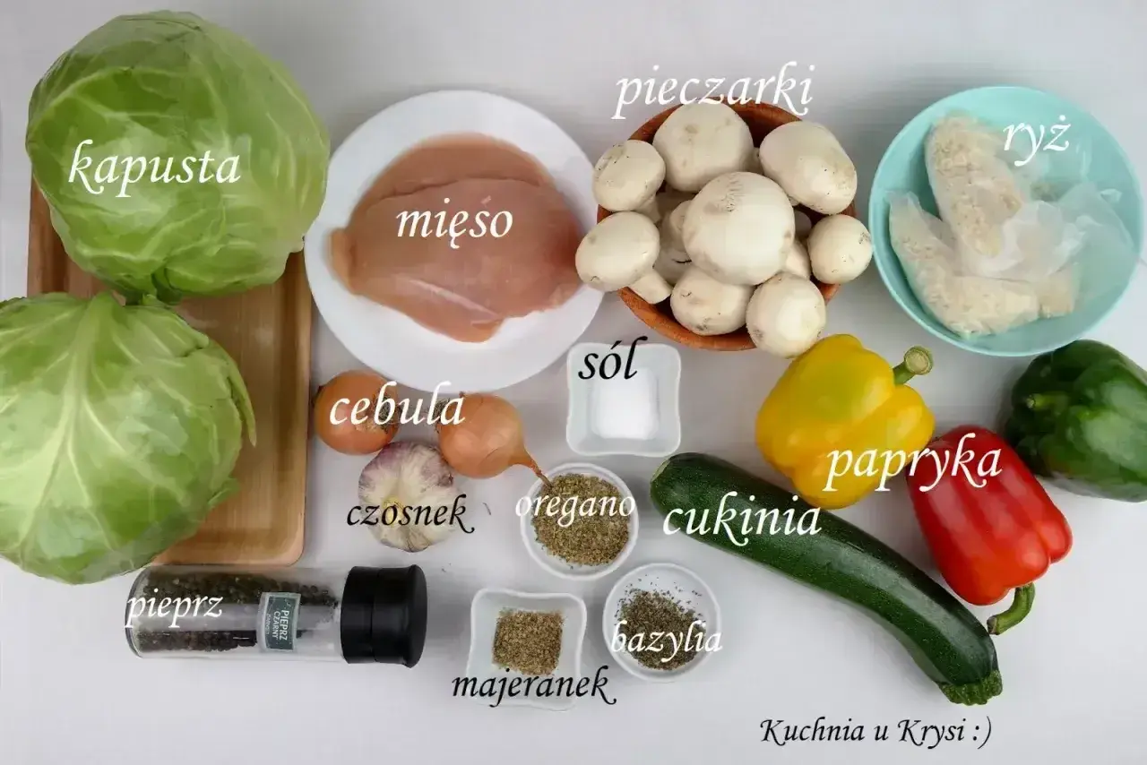 Kapusta, mięso, ryż, pieczarki, cebula, czosnek, papryka, cukinia, pieprz, sól, oregano, bazylia, majeranek – oto jakie przyprawy do gołąbków będą potrzebne.