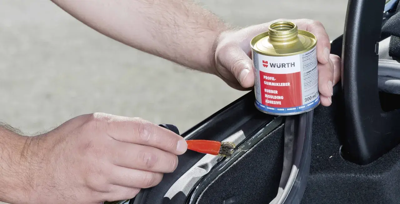 Applicazione di adesivo per guarnizioni con pennellino, utile per togliere adesivi moto o riparare parti in gomma.