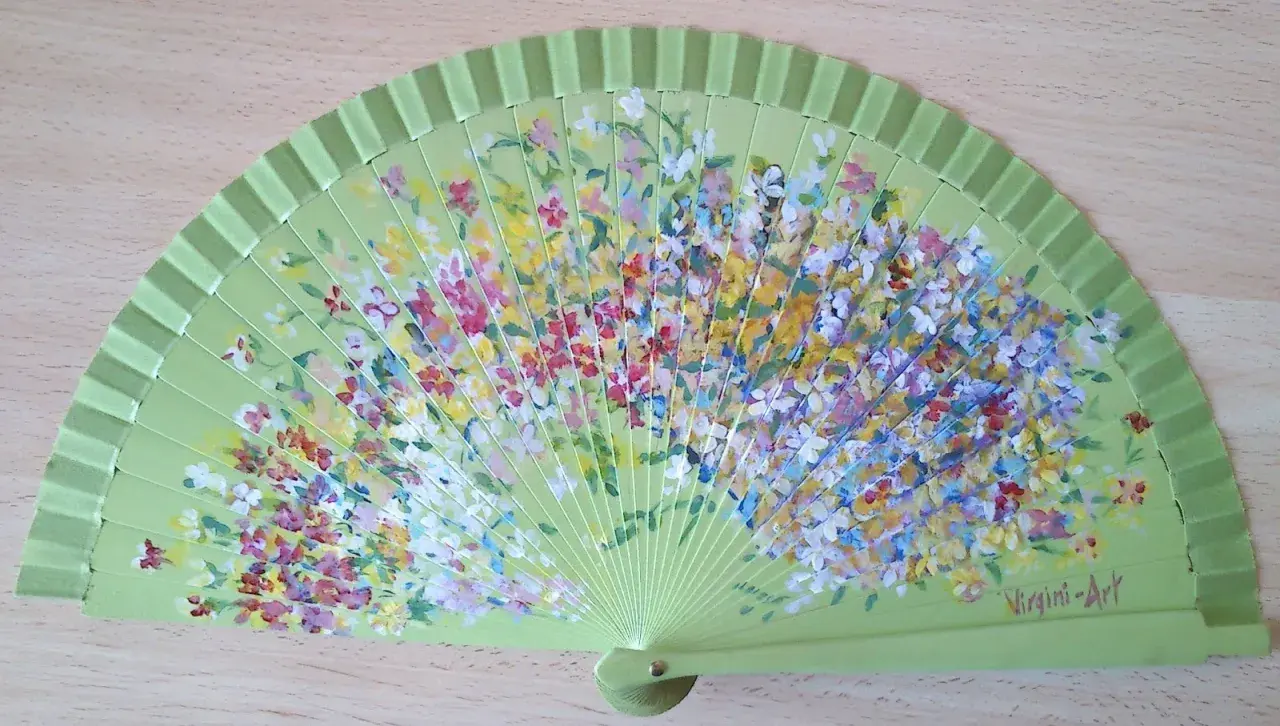 Abanico verde claro pintado con flores de muchos colores. ¡Perfecto para inspirar dibujos fáciles para pintar abanicos!