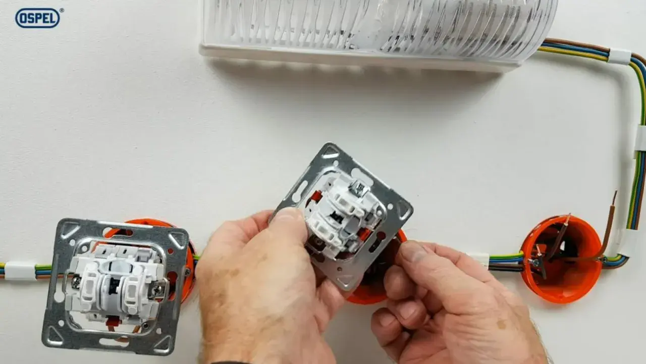 Montaż łącznika krzyżowego. Schemat instalacji elektrycznej z widocznymi przewodami i puszkami instalacyjnymi.