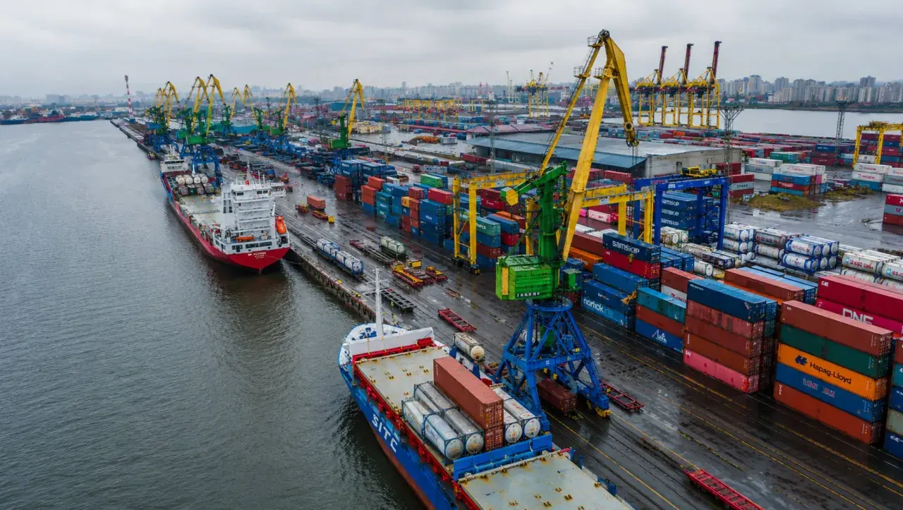 Port z dźwigami i kontenerami, gotowy do załadunku na statki. Dokumentacja celna, czyli morski list przewozowy, czeka na wypełnienie.