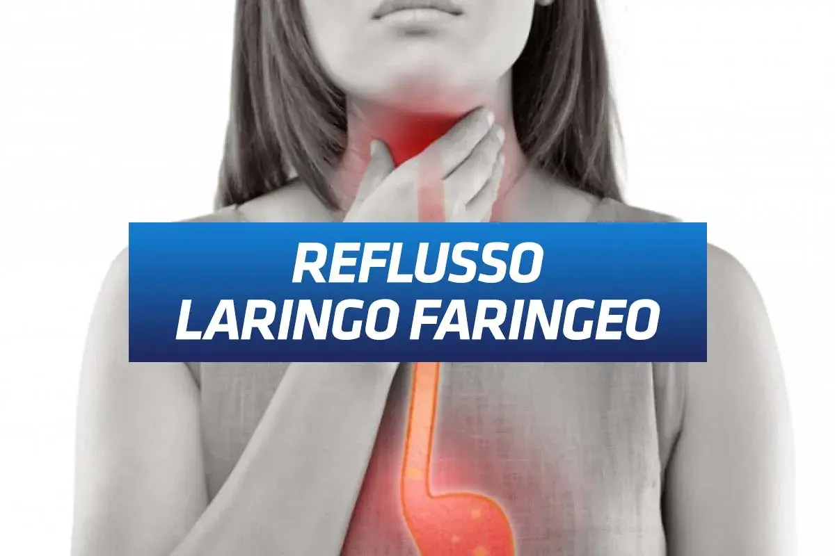 Donna con mano alla gola, evidenziata un'area rossa. Testo: "Reflusso laringo faringeo". Scopri i rimedi della nonna per la tosse da reflusso.