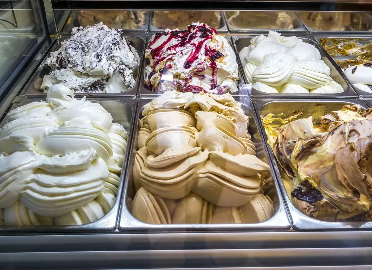 Vetrina di gelati artigianali, un tripudio di gusti che fa pensare alle migliori gelaterie d'Italia. Crema, cioccolato, frutti di bosco e caffè.
