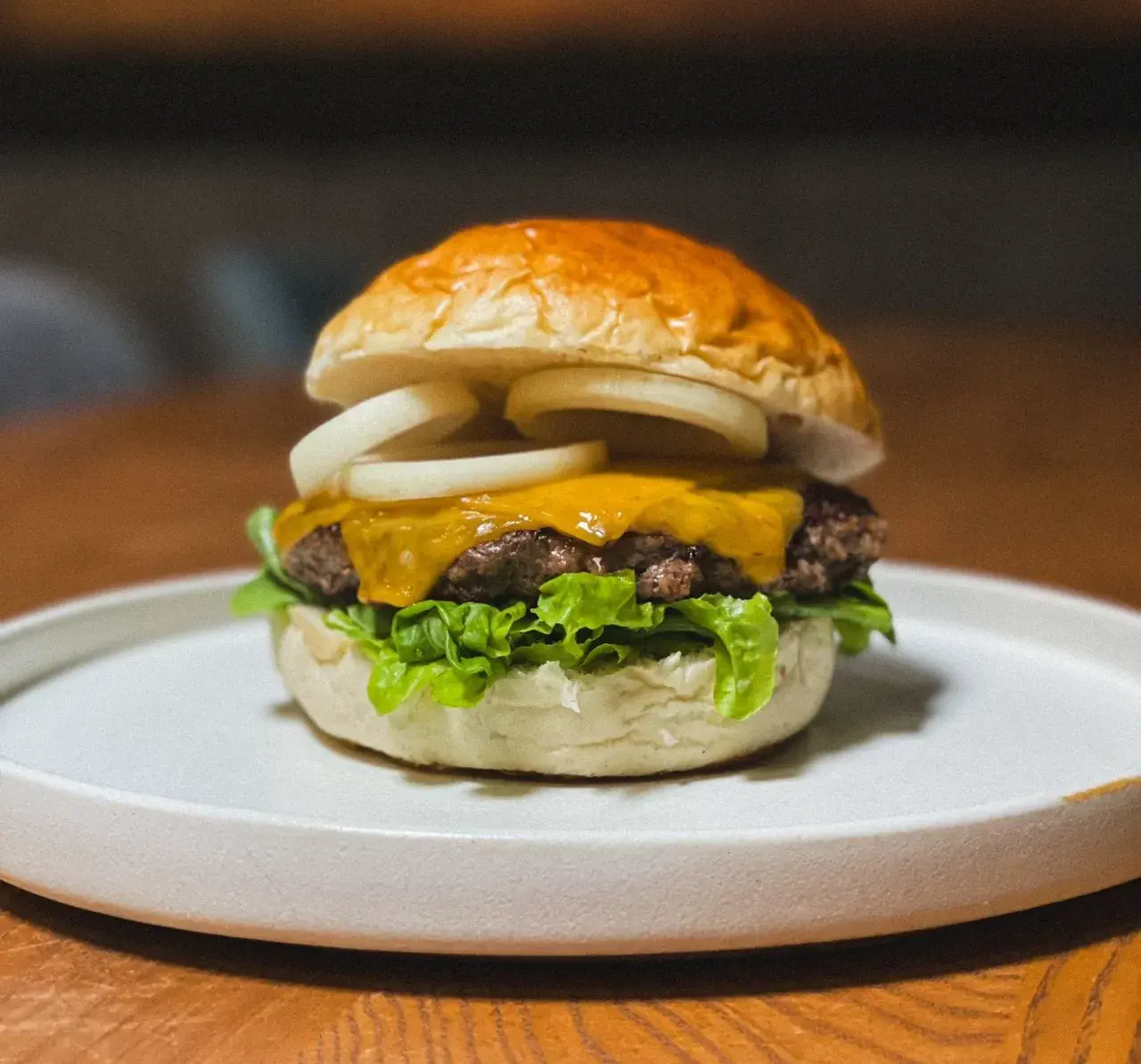 Jak zrobić soczyste burgery? Sekrety mięsa, smażenia i dodatków