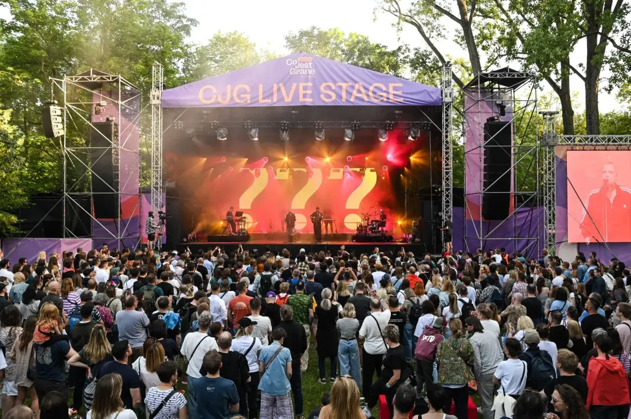 Tłum na festiwalu Co jest grane, podziwia występ na scenie CJG LIVE STAGE.