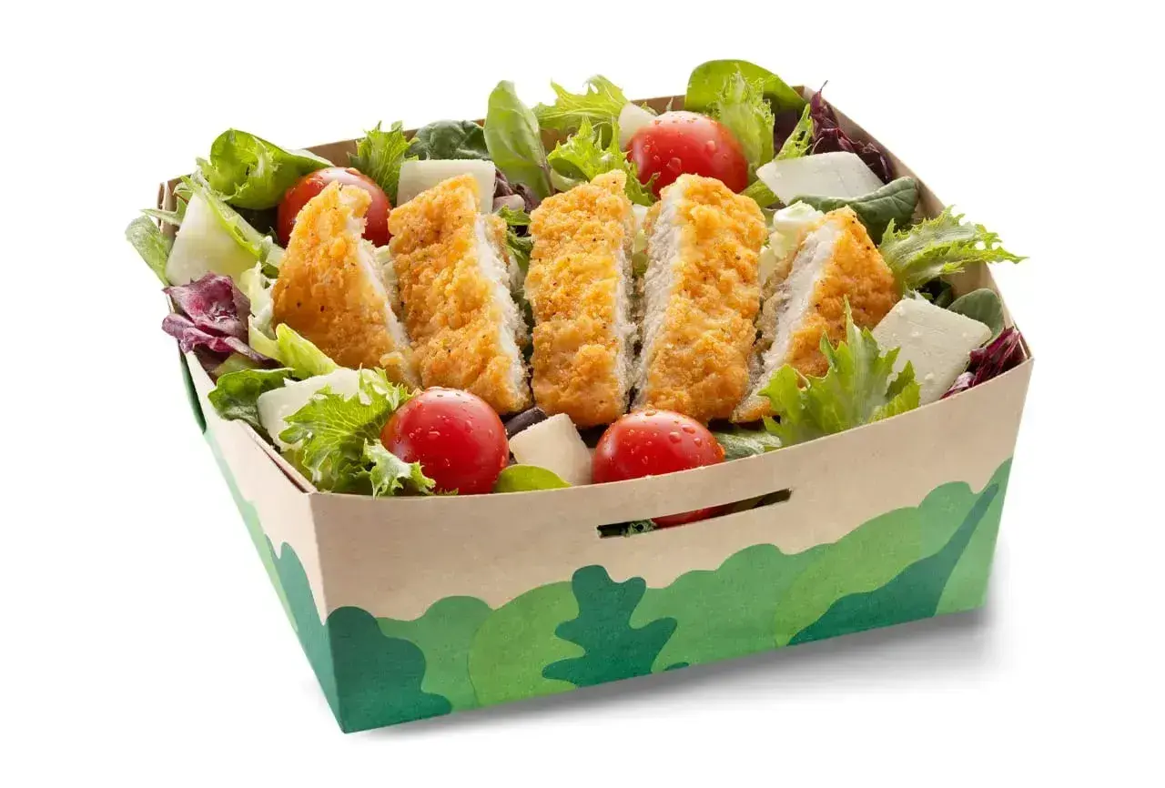 Sałatka McDonald z chrupiącym kurczakiem, pomidorkami i serem. Sprawdź jej sałatka mcdonald kcal.