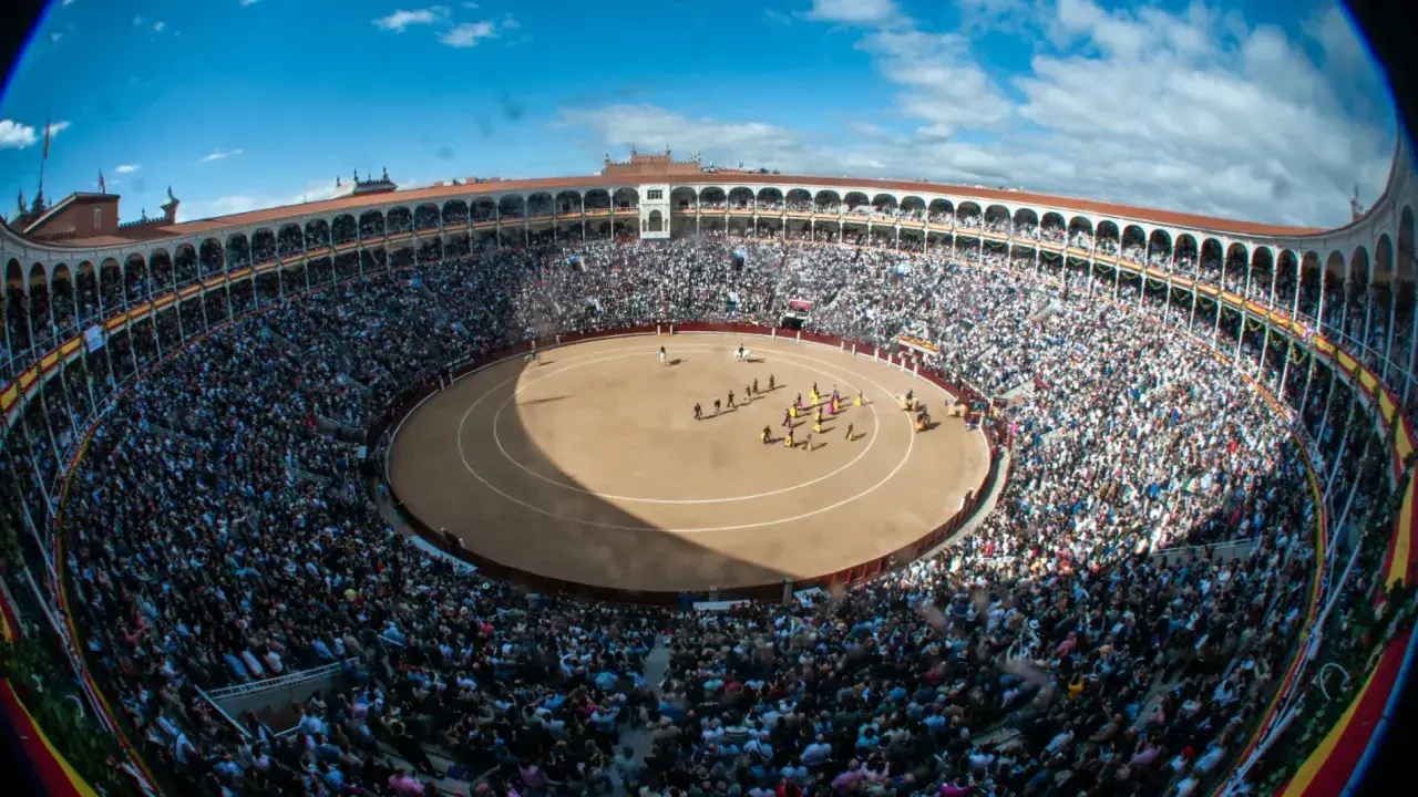 Plaza de toros de Las Ventas, Madrid, con público. ¿Cuántas plazas de toros hay en Madrid? Esta es una de las más famosas.