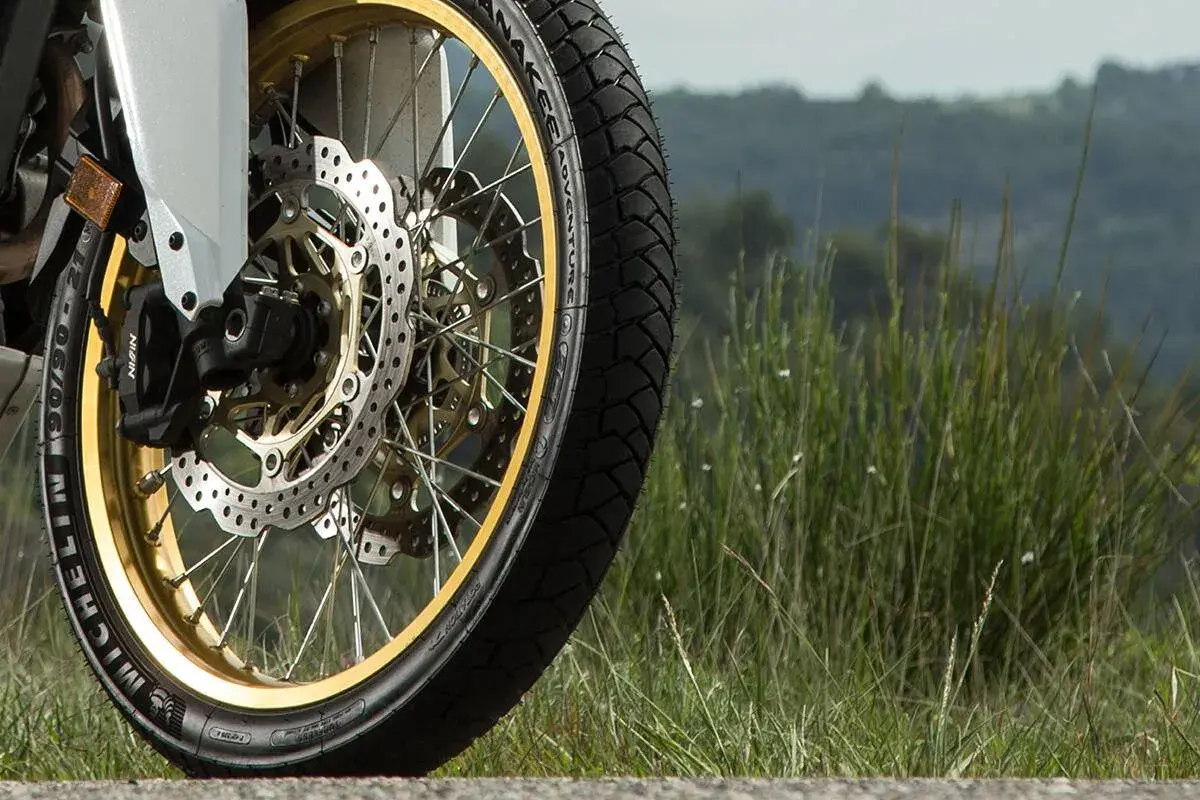 Rueda de moto con neumático Michelin Anakee Adventure, ideal para explorar caminos. ¡Excelentes opiniones!