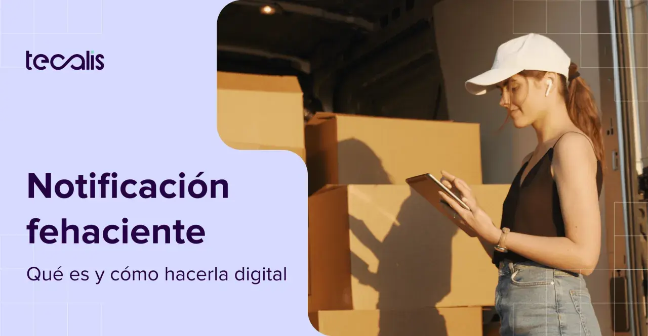 Repartidora con tablet, rodeada de cajas, confirma una notificación fehaciente.