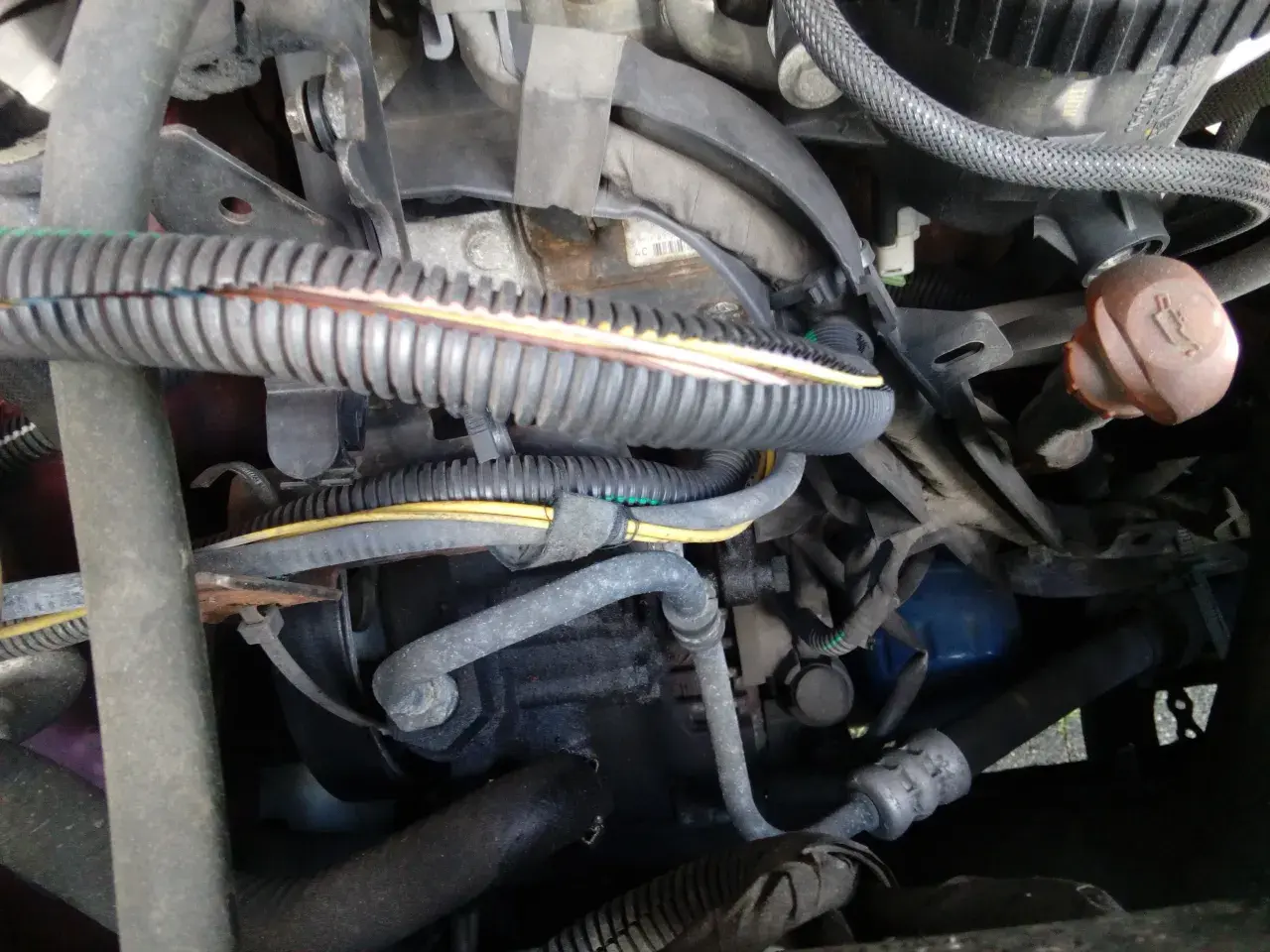 Czujnik temperatury silnika w Peugeot 307 2.0 HDI - prosta lokalizacja i montaż