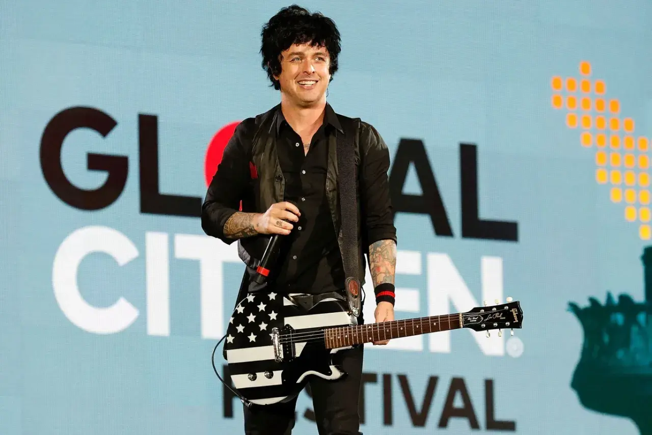 Green Day wokalista Billie Joe Armstrong z gitarą w amerykańskie barwy na scenie Global Citizen Festival.