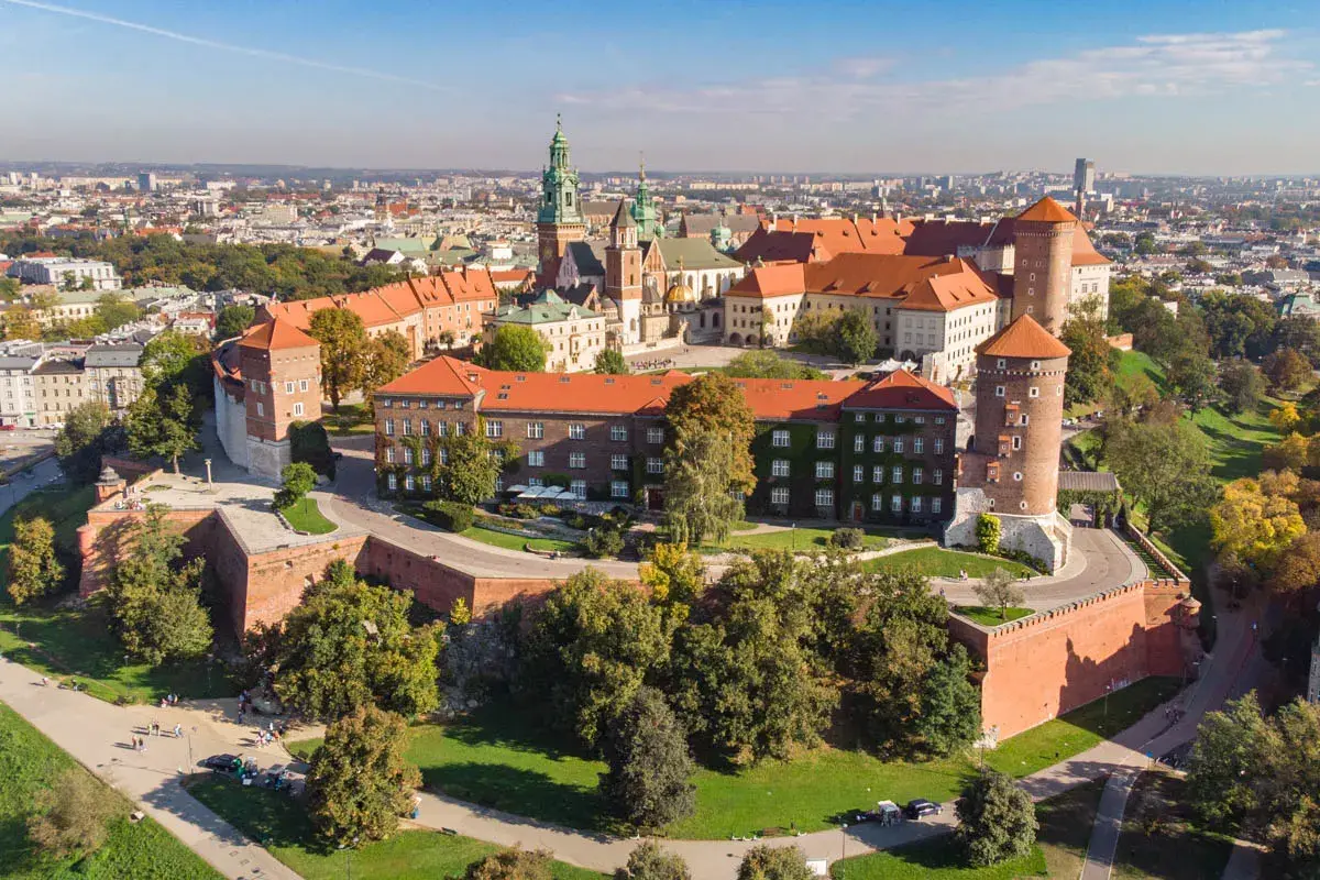 Wawel w Krakowie – idealne miejsce, by zacząć zwiedzanie miasta. Zamek, katedra i mury obronne na wzgórzu.