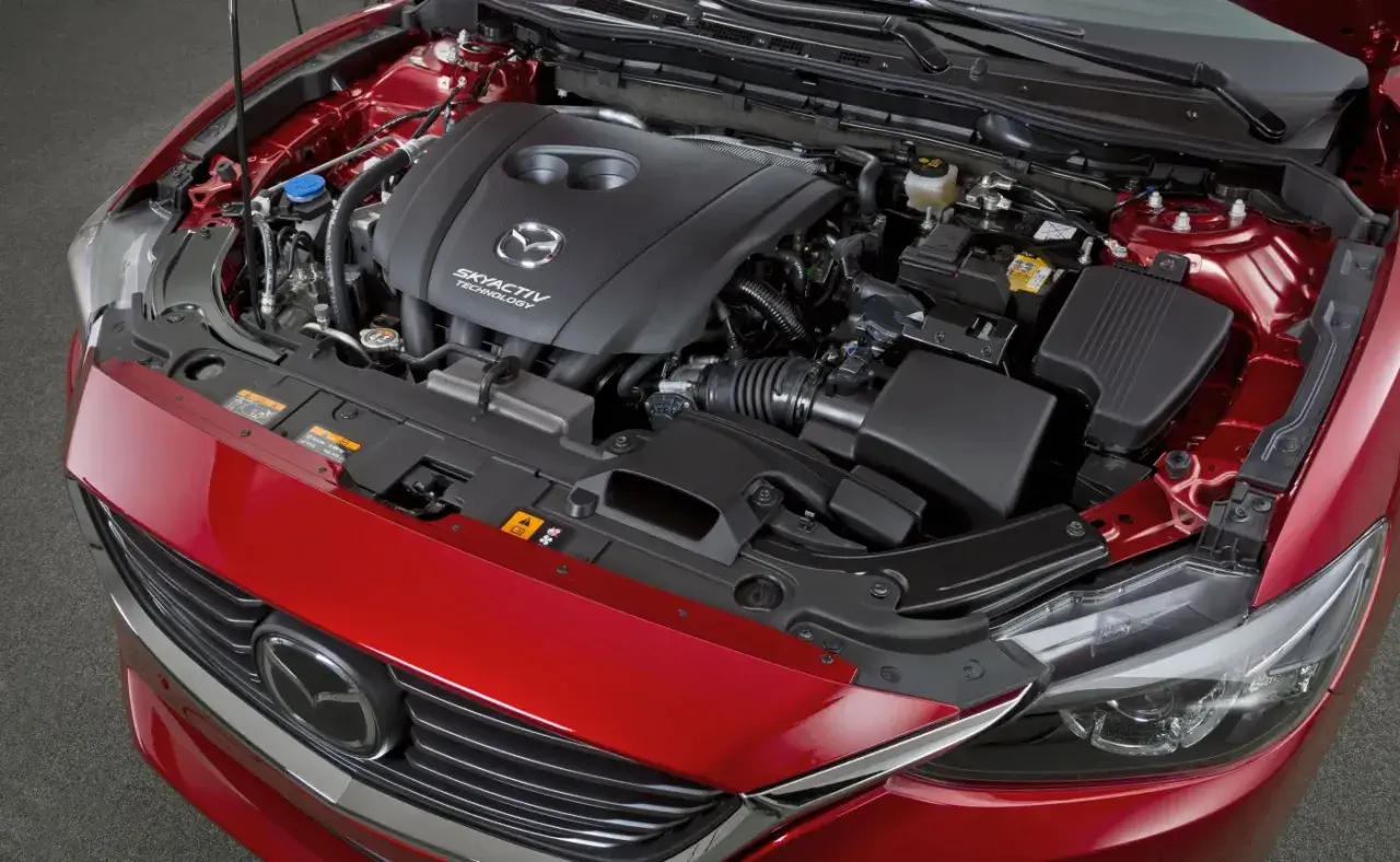 Silnik Skyactiv w czerwonej Mazda 6 GJ.