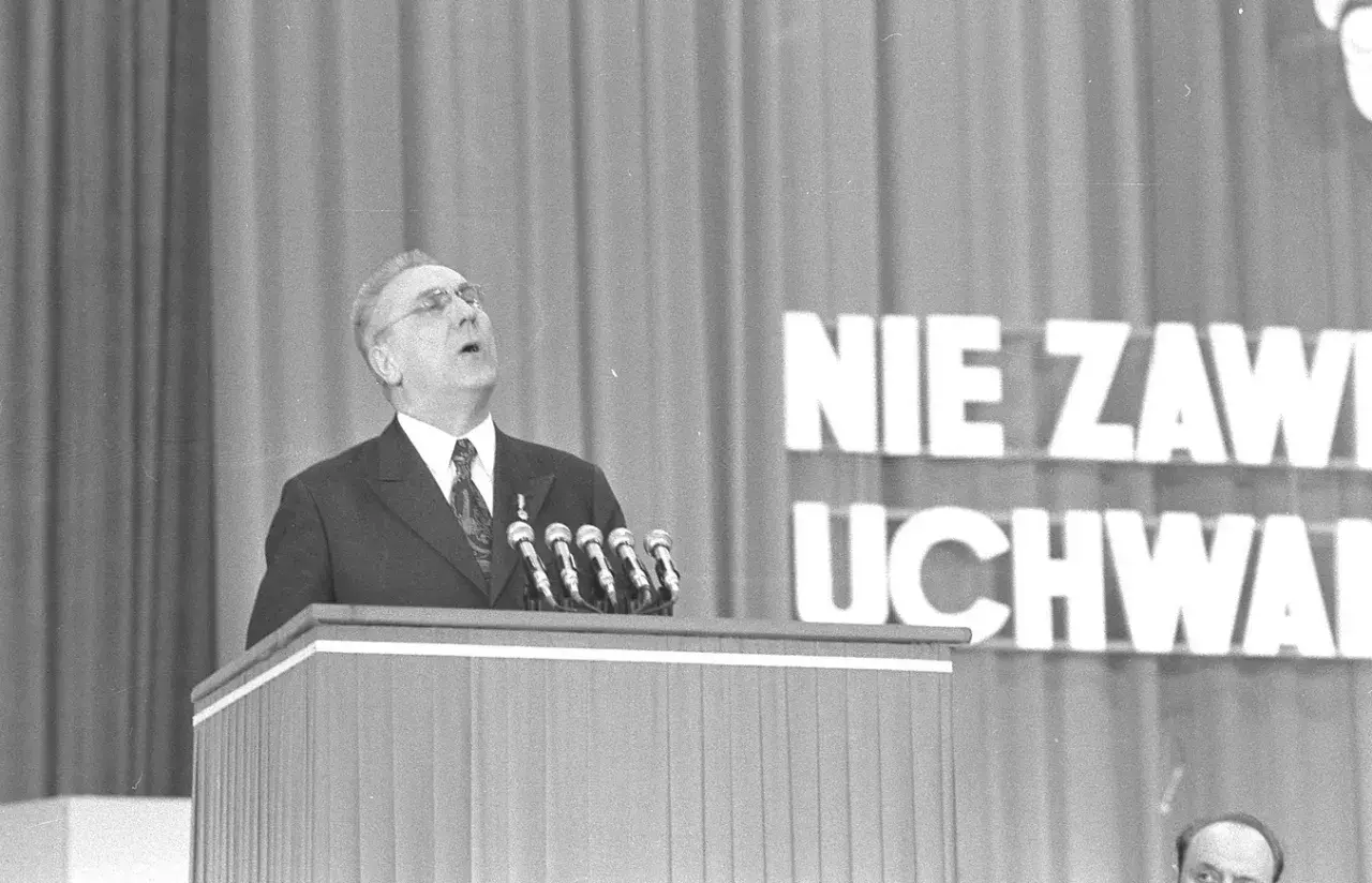 Edward Gierek przemawia na tle napisu "NIE ZAW". Ciekawostki z jego czasów często dotyczą przemówień i wystąpień publicznych.