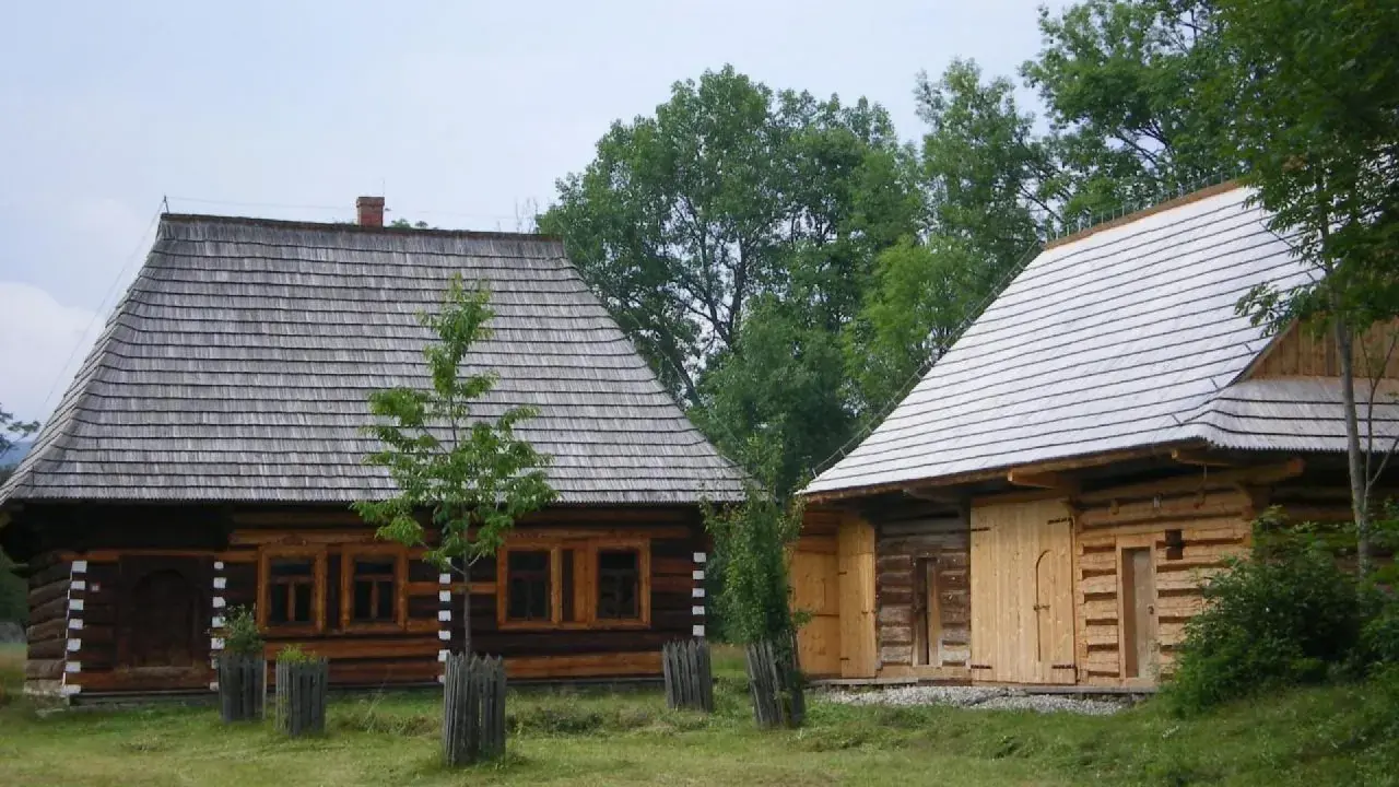 Drewniane chaty i ich dachówki to główne zubrzyca górna atrakcje. Warto zobaczyć te zabytki architektury ludowej.