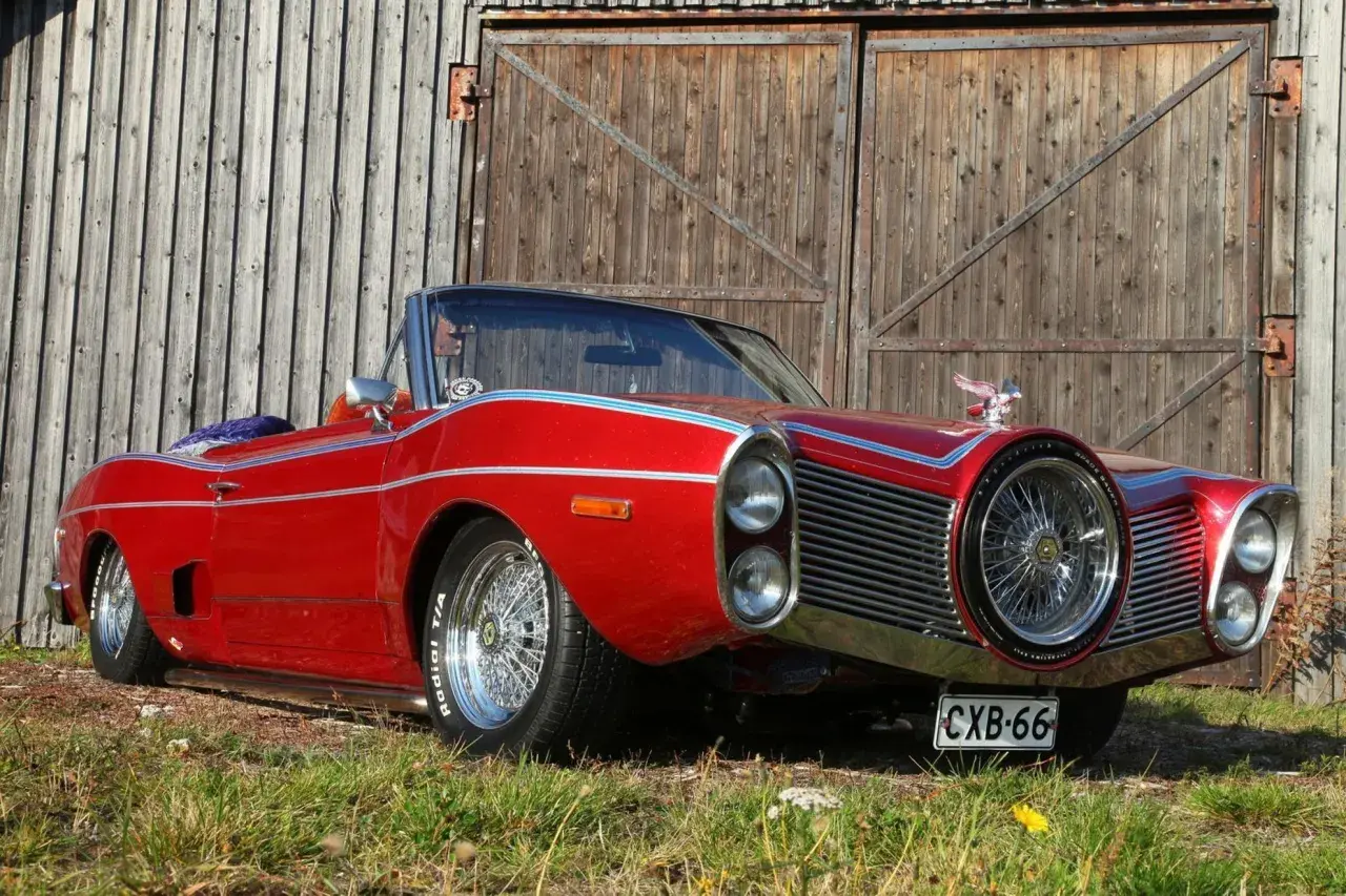 Röd cabriolet med kromade detaljer och ekrade fälgar, en unik skapelse bland rambler bilmodeller.
