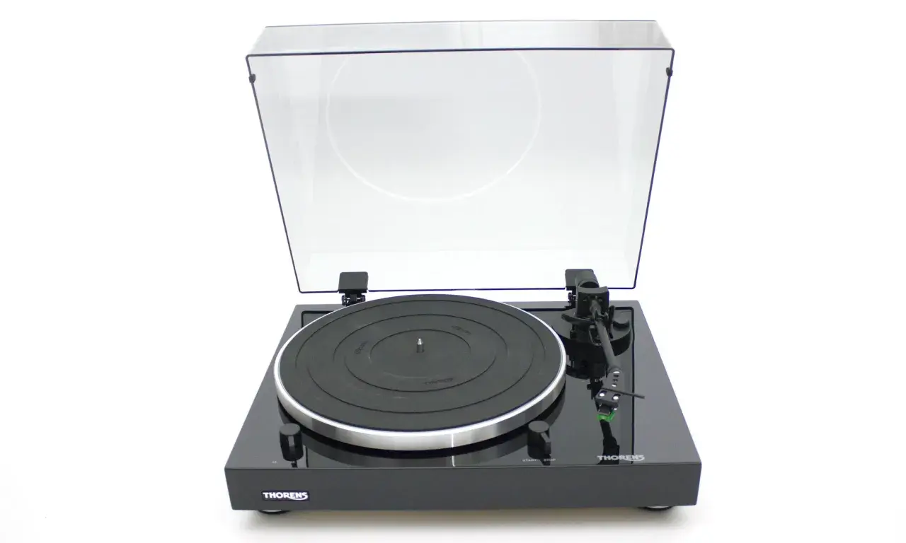 Schwarzer Plattenspieler Thorens TD 202 im Test, mit glänzendem Chassis und transparenter Haube.