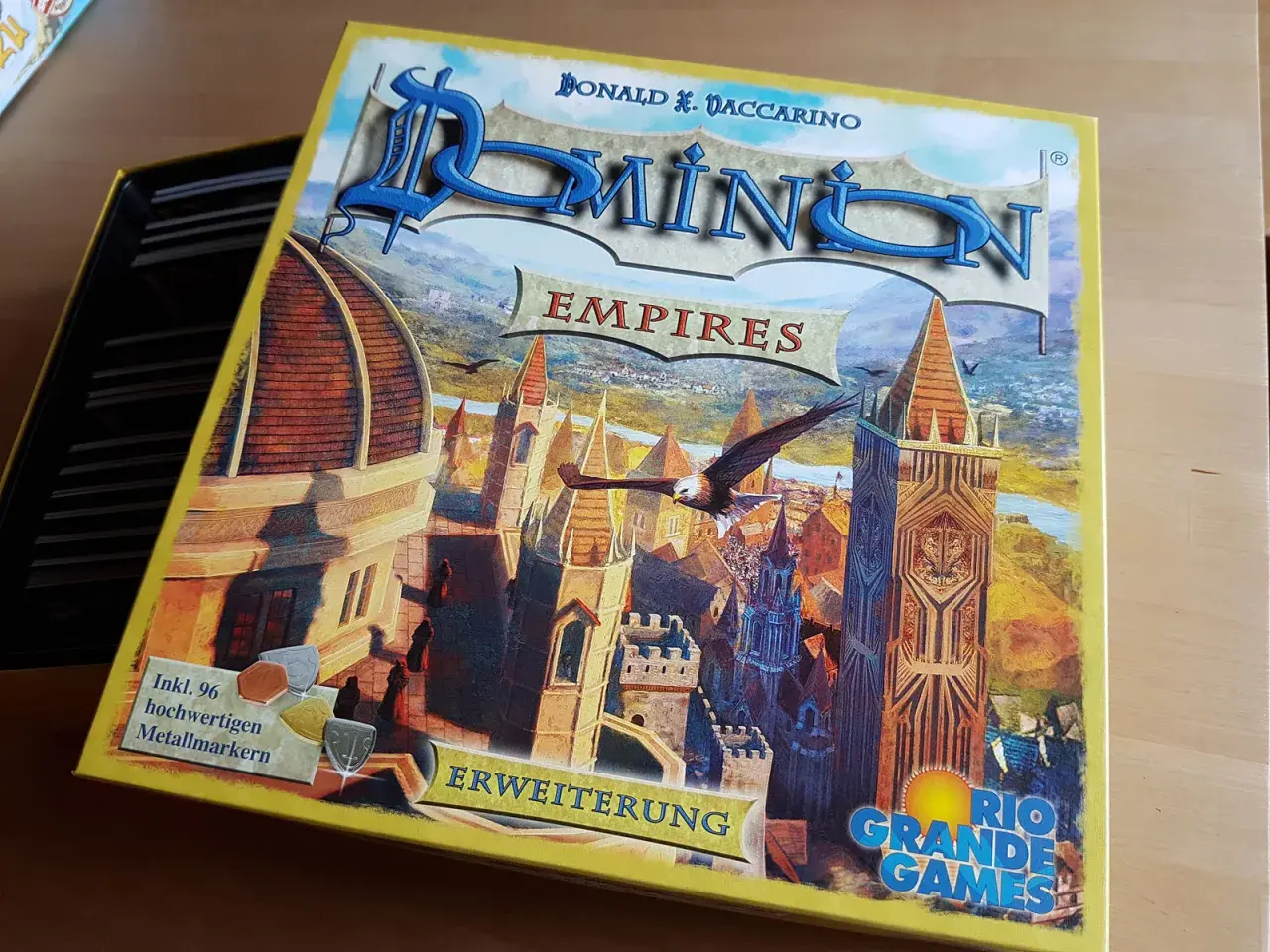 Dominion Erweiterung "Empires" mit detailreicher Stadtansicht und Adler. Enthält 96 Metallmarker.