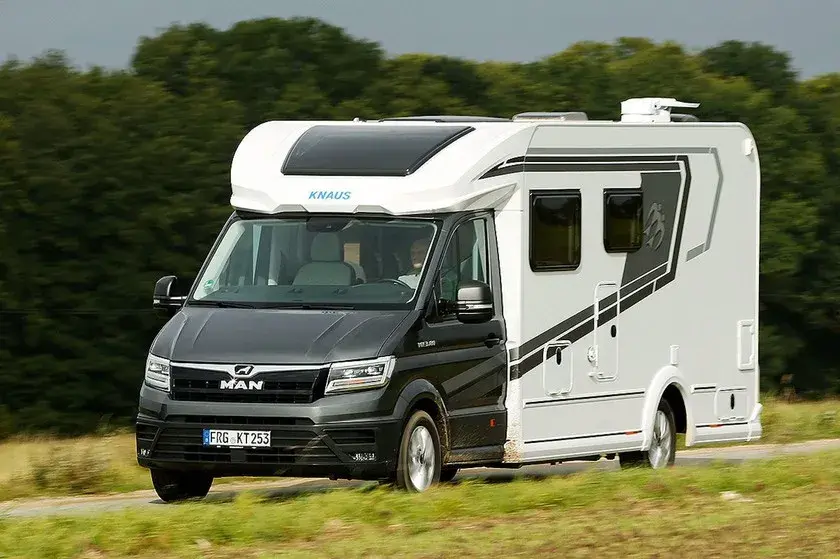 Bus 4x4: Jaki wybrać? Porównanie modeli, koszty, kampery