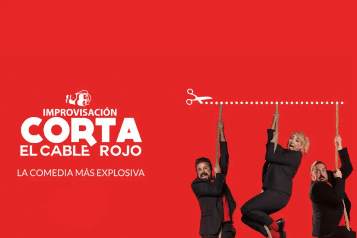Improvisación "Corta el cable rojo" en Valencia. Tres actores cuelgan de cuerdas, uno a punto de ser cortado.