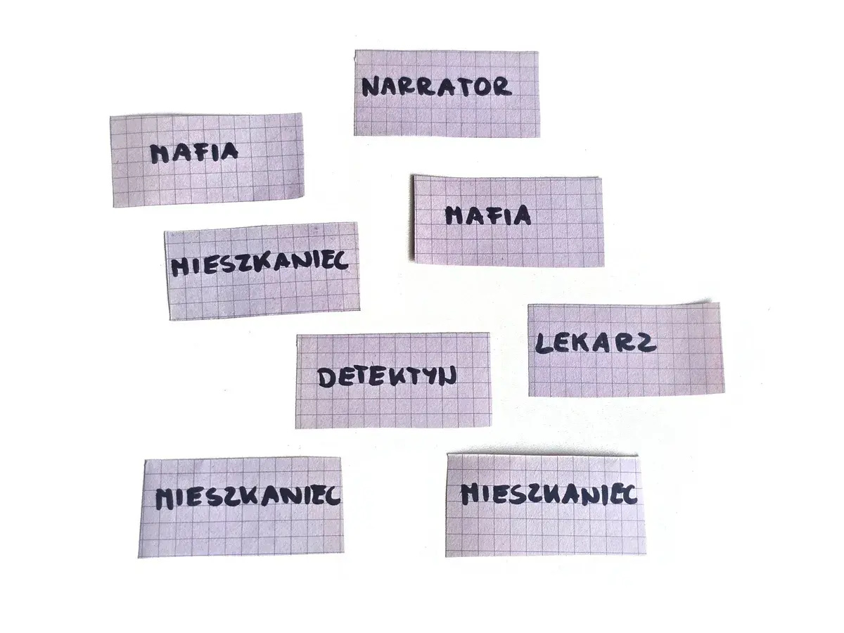 Karty z rolami: Narrator, Mafia, Mieszkaniec, Detektyw, Lekarz. To przygotowanie do gry w Mafię, gdzie zasady są kluczowe.