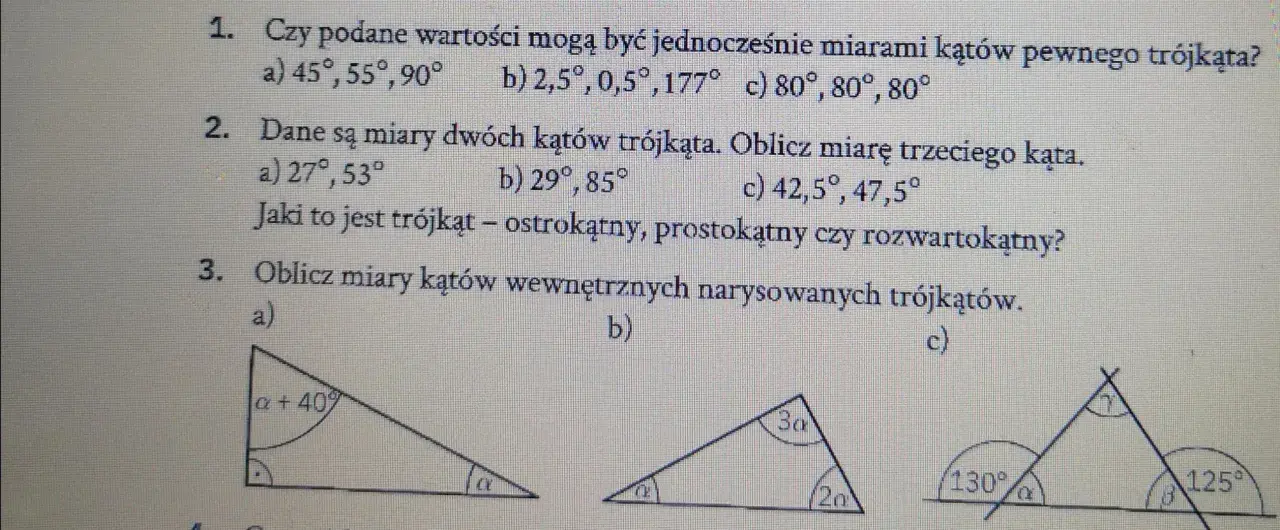 Trzy rysunki trójkątów z zaznaczonymi kątami i ich miarami.