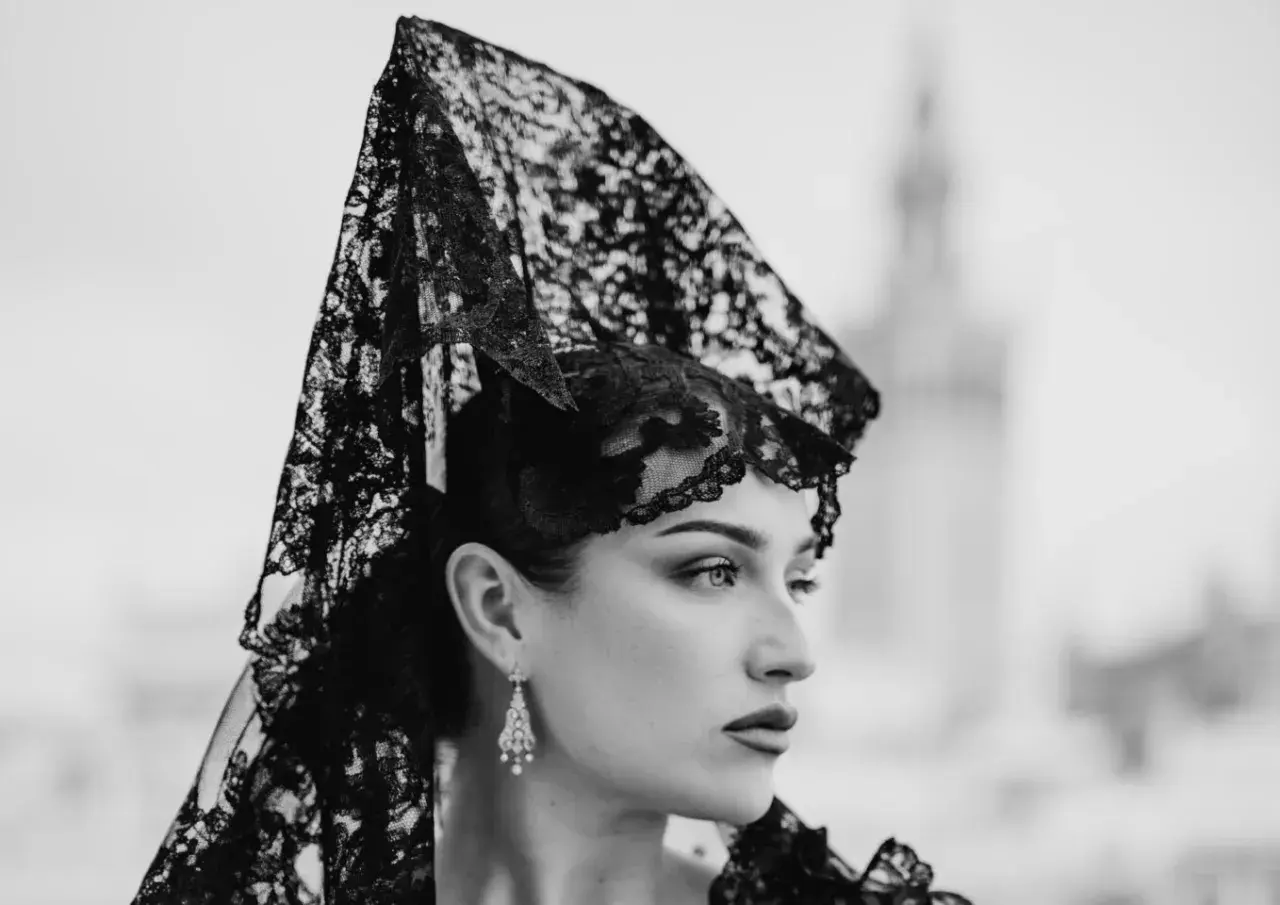 Mujer con maquillaje y mantilla de encaje negro, lista para la Semana Santa.