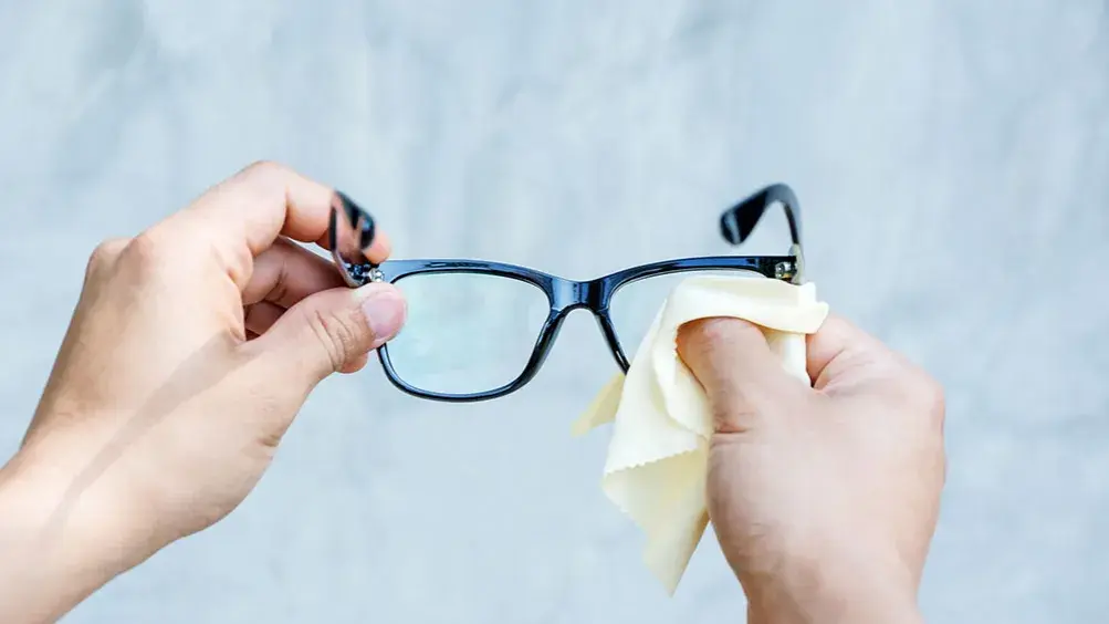 Jak usunąć rysy z okularów? Optyk vs. domowe mity