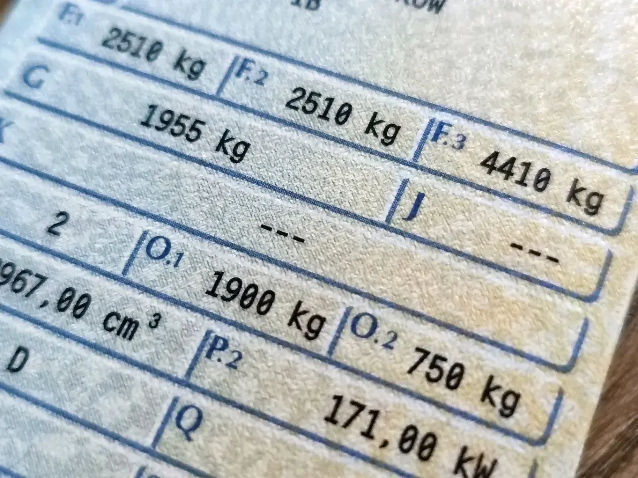 Fragment dowodu rejestracyjnego z danymi pojazdu. Widoczna masa całkowita 2510 kg, 1955 kg, 4410 kg i 1900 kg.