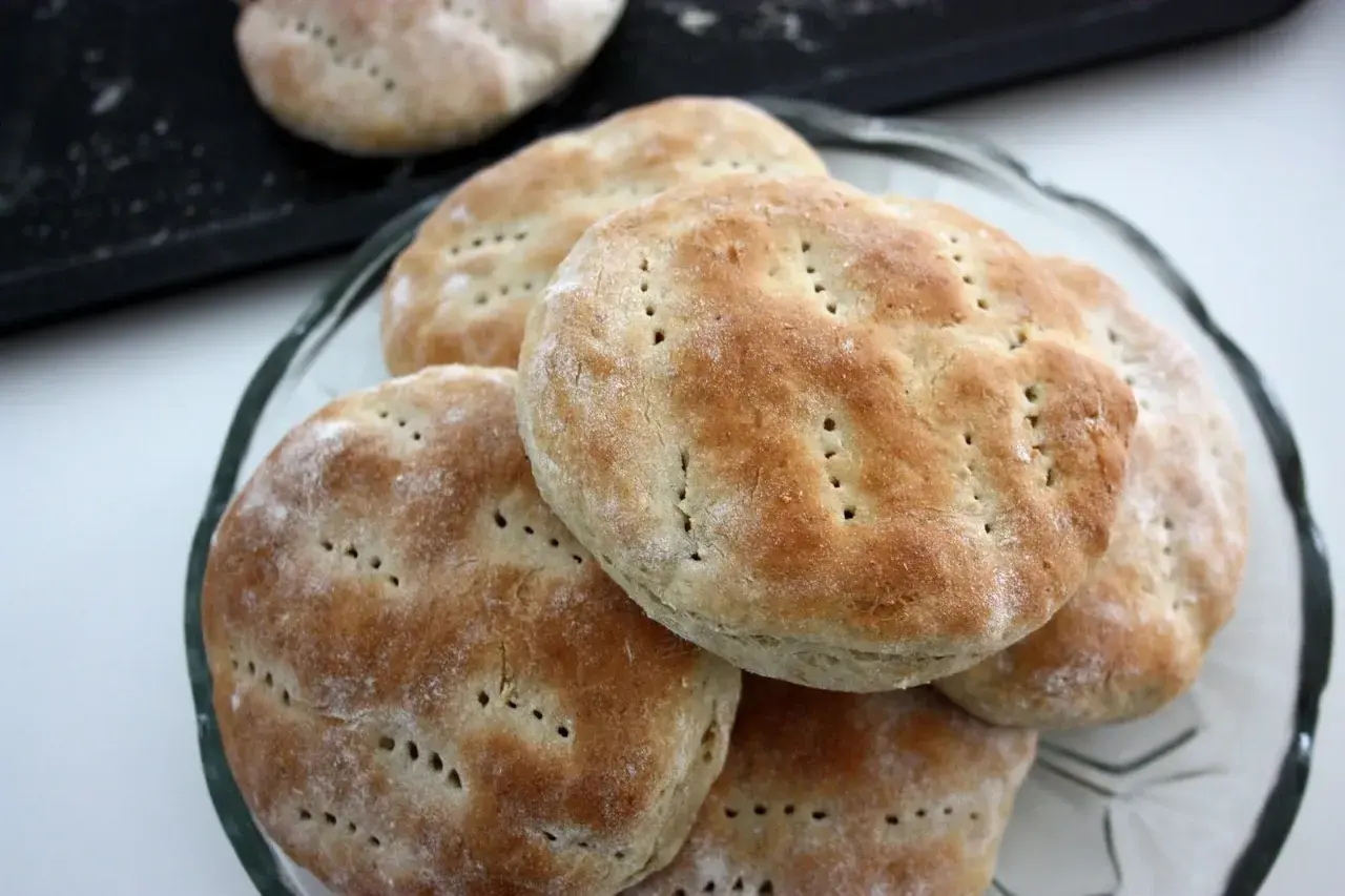 En hög med nybakade tekakor med havregryn, perfekta för frukost eller fika.