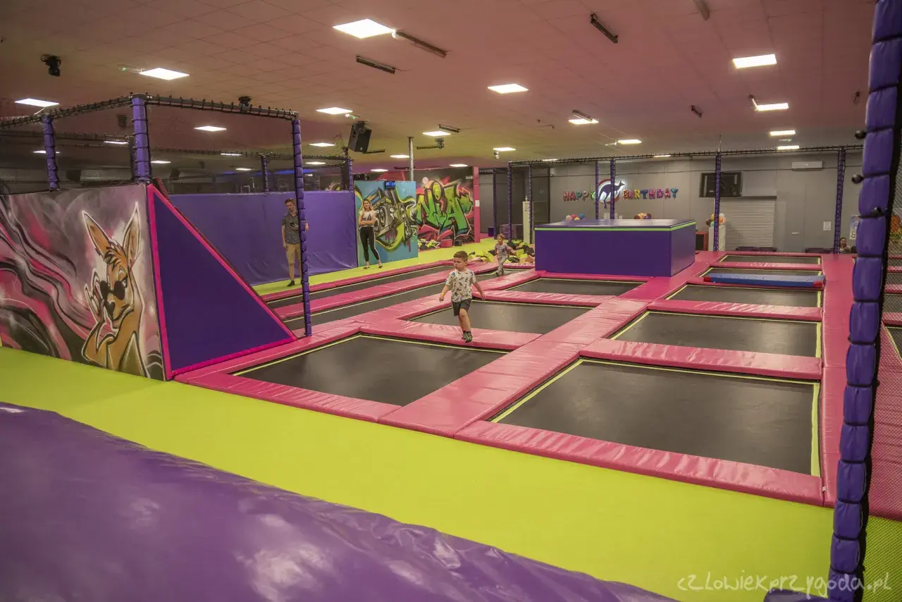 Wesołe **Opole atrakcje dla dzieci**: kolorowy park trampolin z malowidłami i miejscem na urodziny.