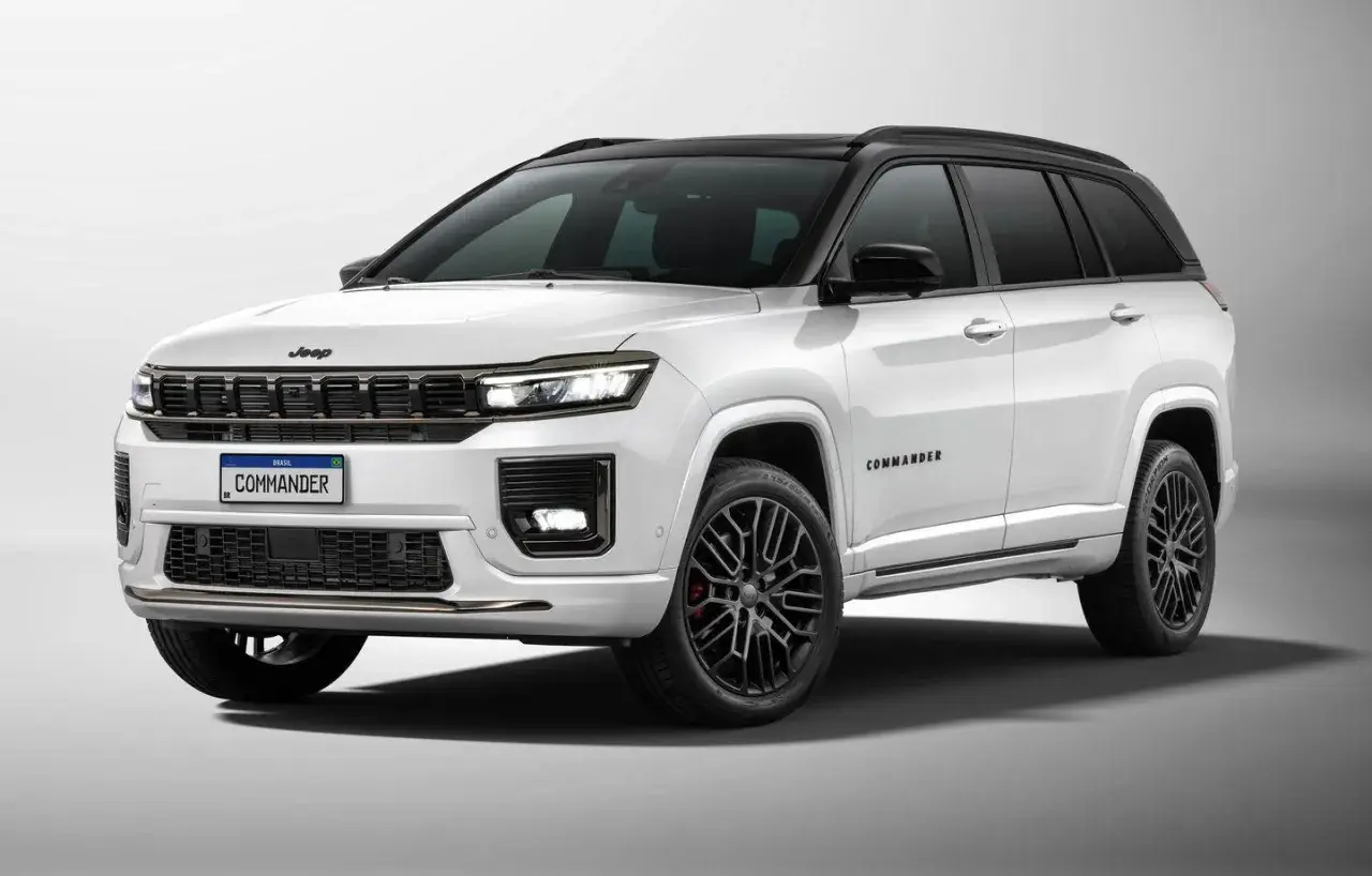 Biały Jeep Commander z czarnym dachem i przyciemnianymi szybami, na czarnych felgach. Limitowana edycja tego SUV-a prezentuje się imponująco.