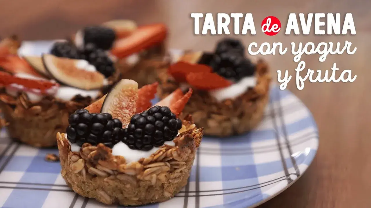 Deliciosa tarta de frutas saludable hecha con avena, yogur y frutos rojos frescos.