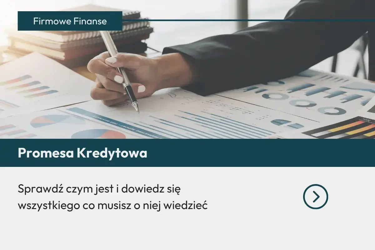 Ręka z długopisem nad wykresami. Dowiedz się, czym jest promesa kredytowa i wszystko, co musisz o niej wiedzieć.