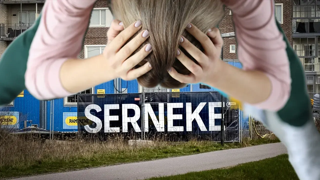Person med händerna i håret framför en blå byggbarack med texten SERNEKE. En symbol för Serneke konkurs.