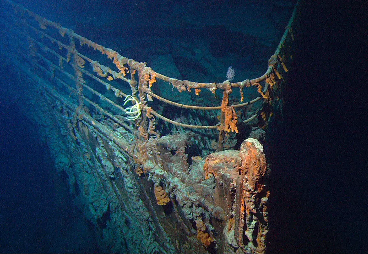 Vraket av Titanic på havets botten, täckt av rost och marint liv. En påminnelse om den tragiska kollisionen med ett isberg.
