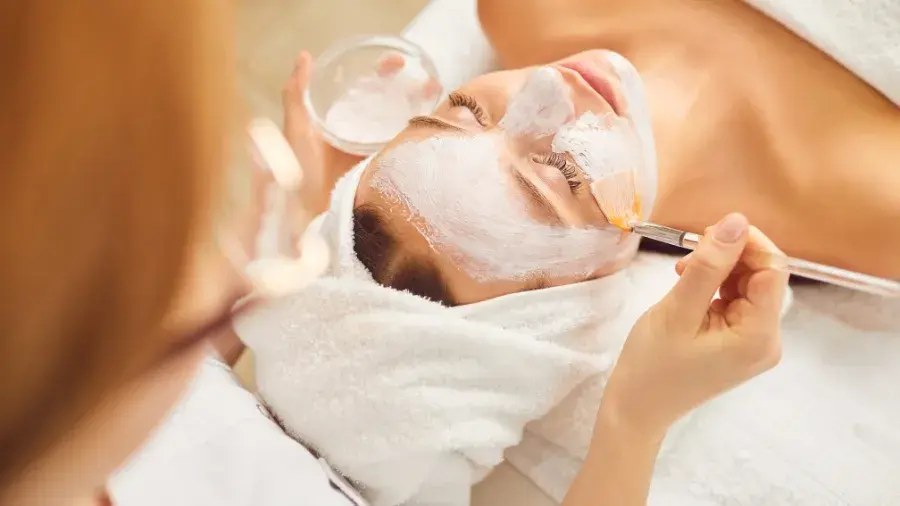 Ile trzymać peeling na twarzy, aby uniknąć podrażnień skóry?