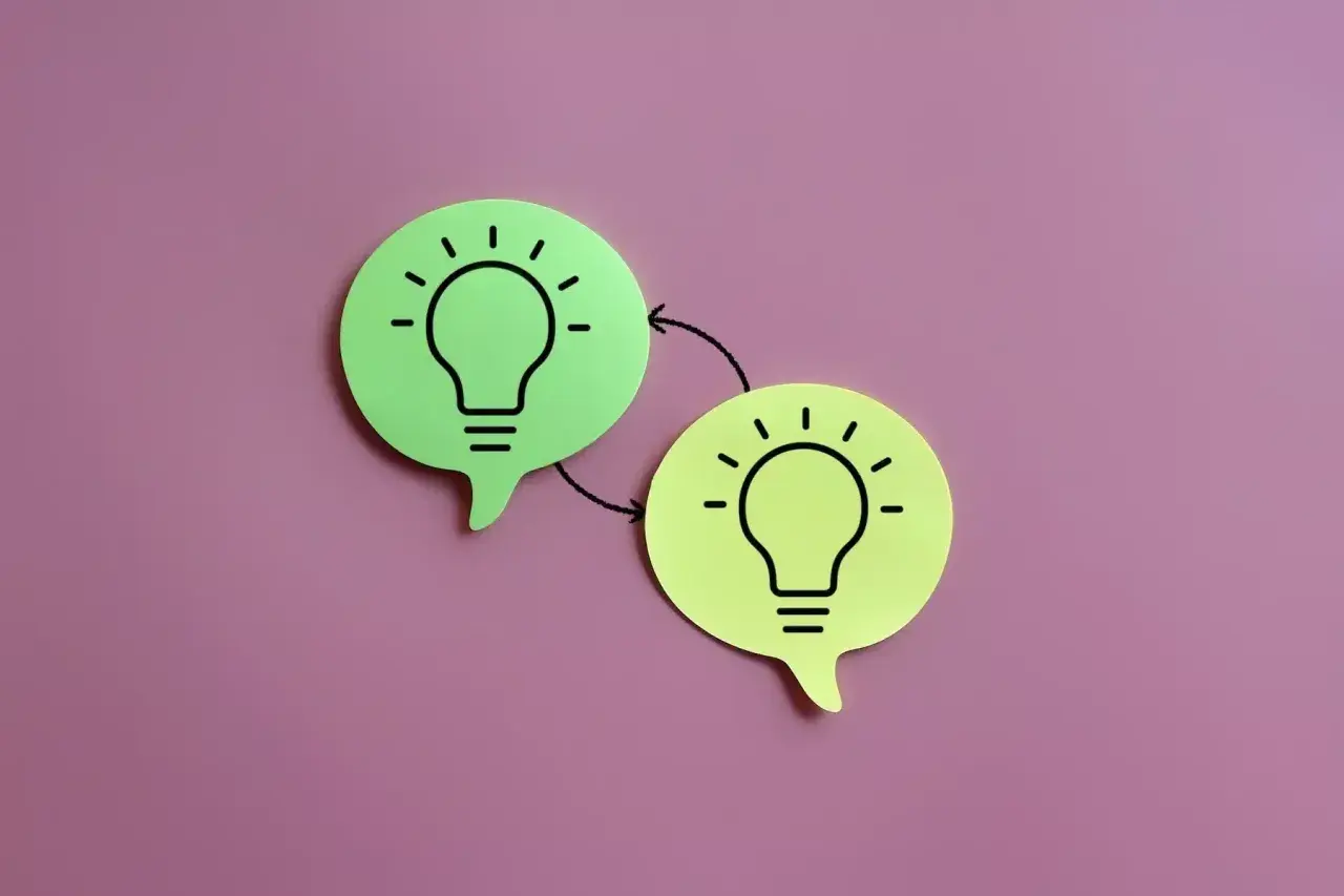 Due fumetti con lampadine, che simboleggiano il mbo significato di scambio di idee e creatività.