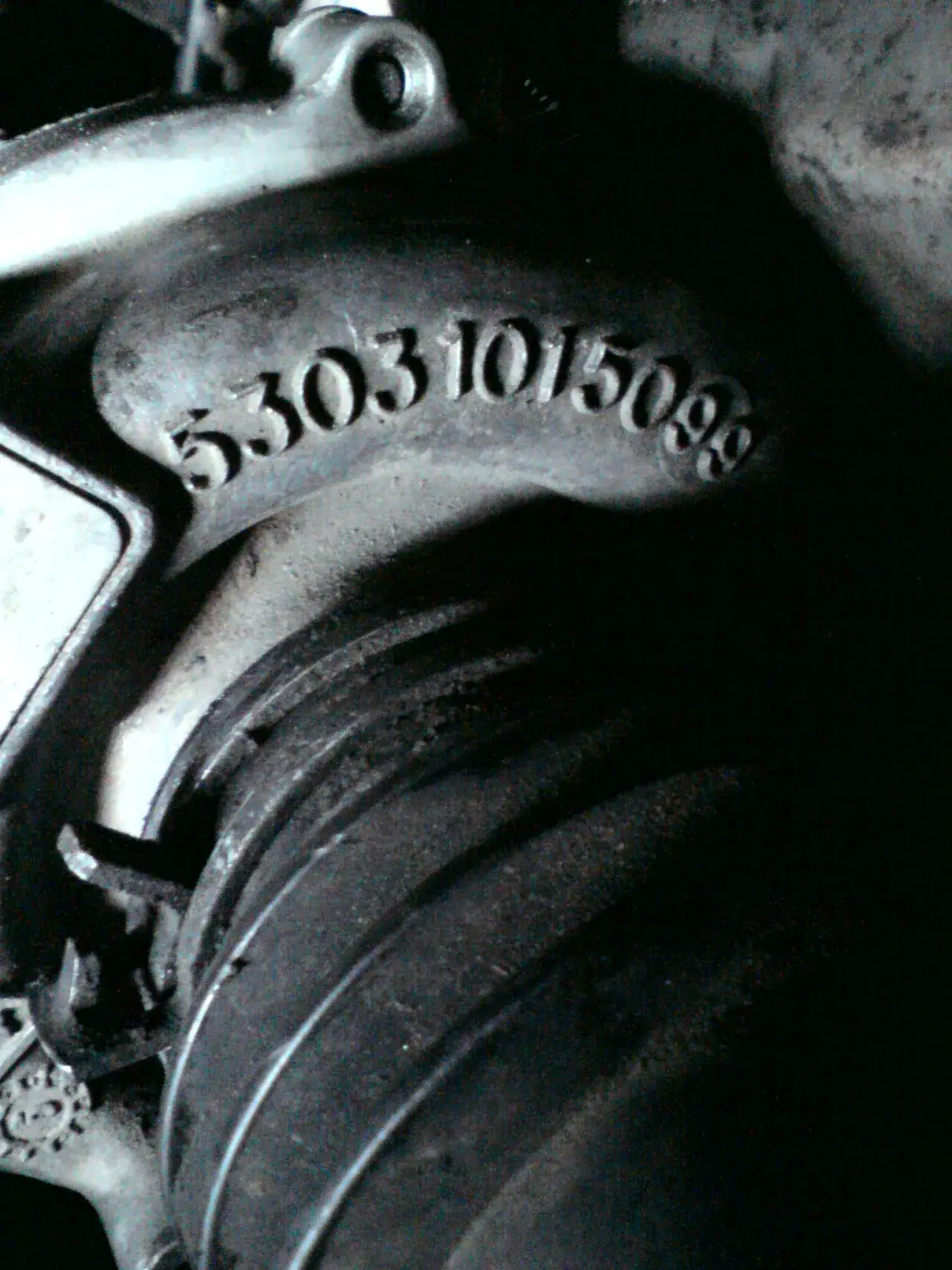 Fragment turbosprężarki z numerem 53031015099, prawdopodobnie z silnika 1.9 TDI.